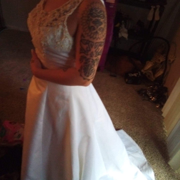 Wedding dress - Picture 2 of 3